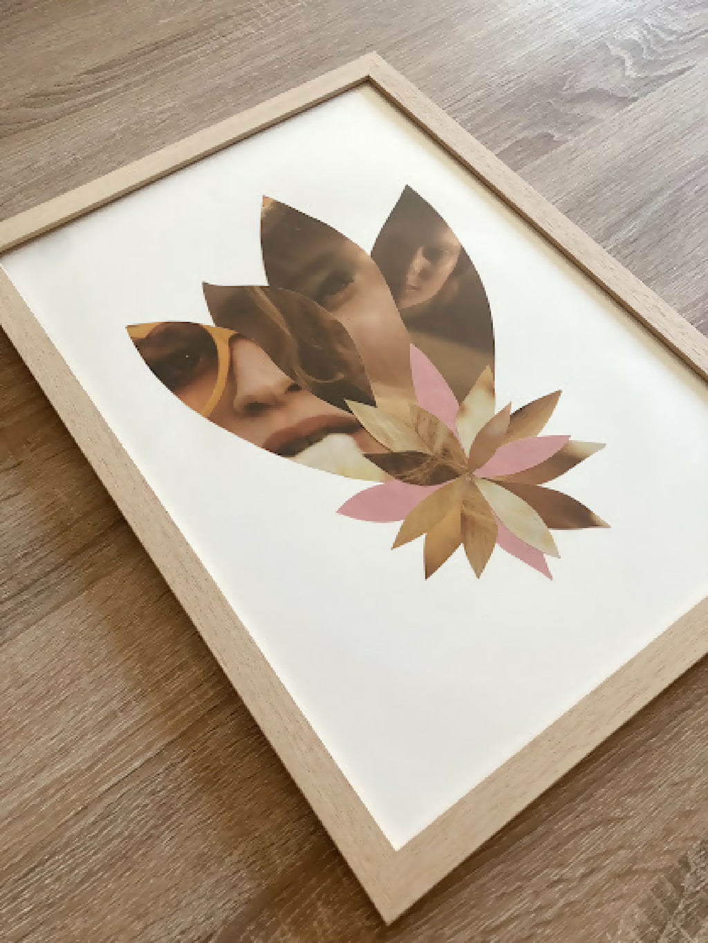 Collage encadré posé au sol: portraits féminins et fleurs stylisées sur fond clair.