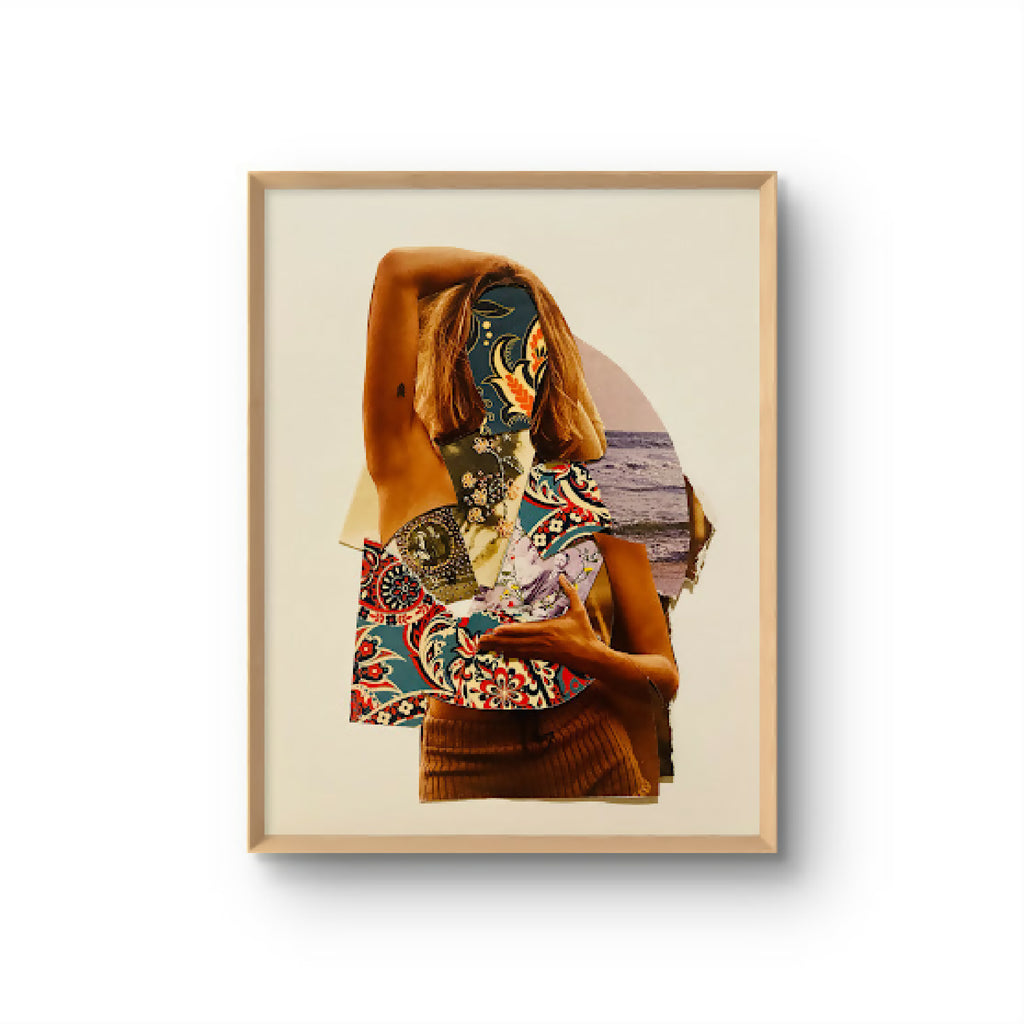 Tirage encadré : portrait d’une femme blonde en robe à motifs colorés