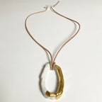 Collier avec pendentif anneau porcelaine blanc et doré, cordon brun noué