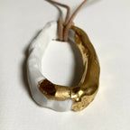 Pendentif anneau ovale porcelaine blanc et doré avec détail brun, cordon brun