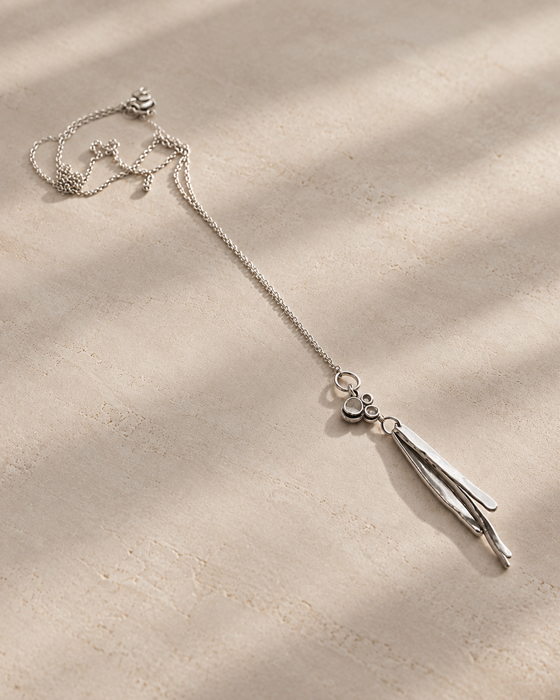 Collier discret et subtil en argent massif, Pendentif avec pampilles
