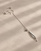 Collier en argent avec pendentif à pampilles et chaîne fine, fermoir anneau.