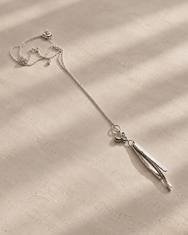 Collier en argent avec pendentif à pampilles et chaîne fine, fermoir anneau.