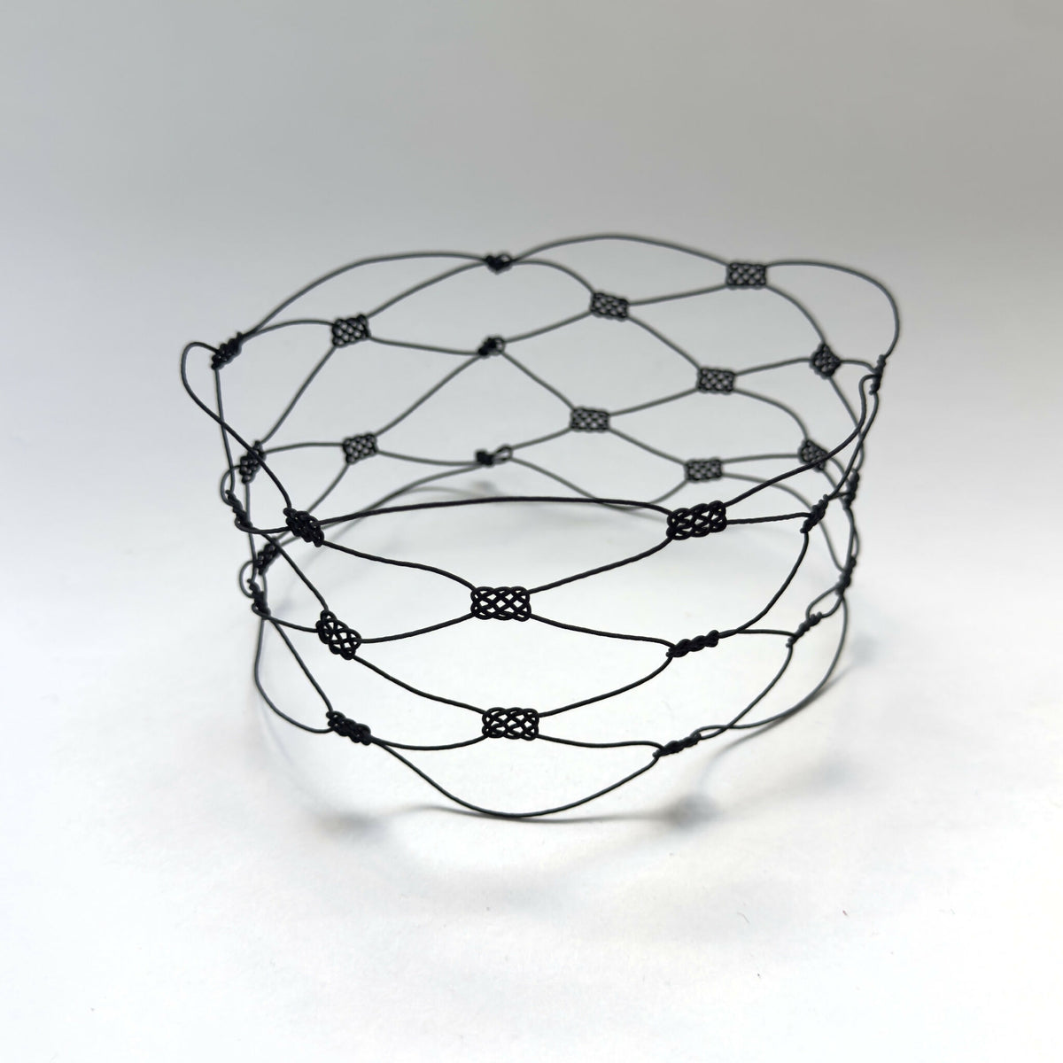 Bracelet manchette en fil noir tressé, perles reliées en plusieurs rangs