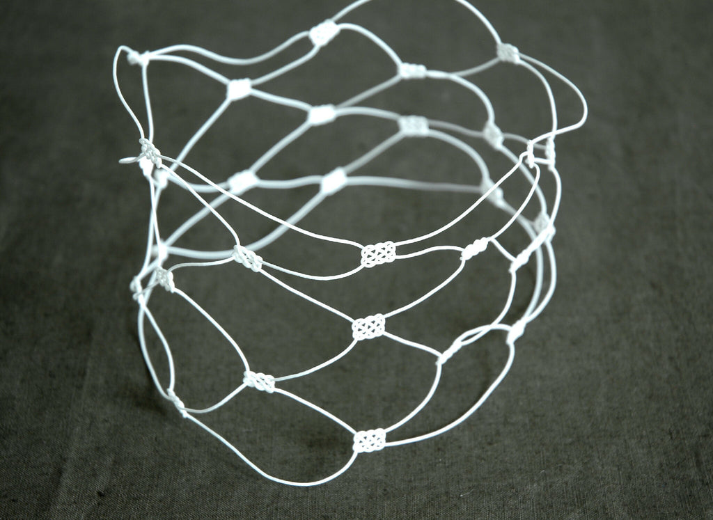 Collier en fil blanc à perles, plusieurs rangs en forme de tour de cou