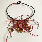 Collier cordon noir et rubans rouges, pendentifs fleurs dorées