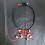 Collier cordon noir, pendentifs fleurs dorées et fils rouges