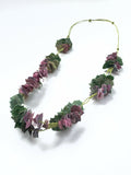 Collier en tissu vert et violet avec pendentifs en rosettes décoratives