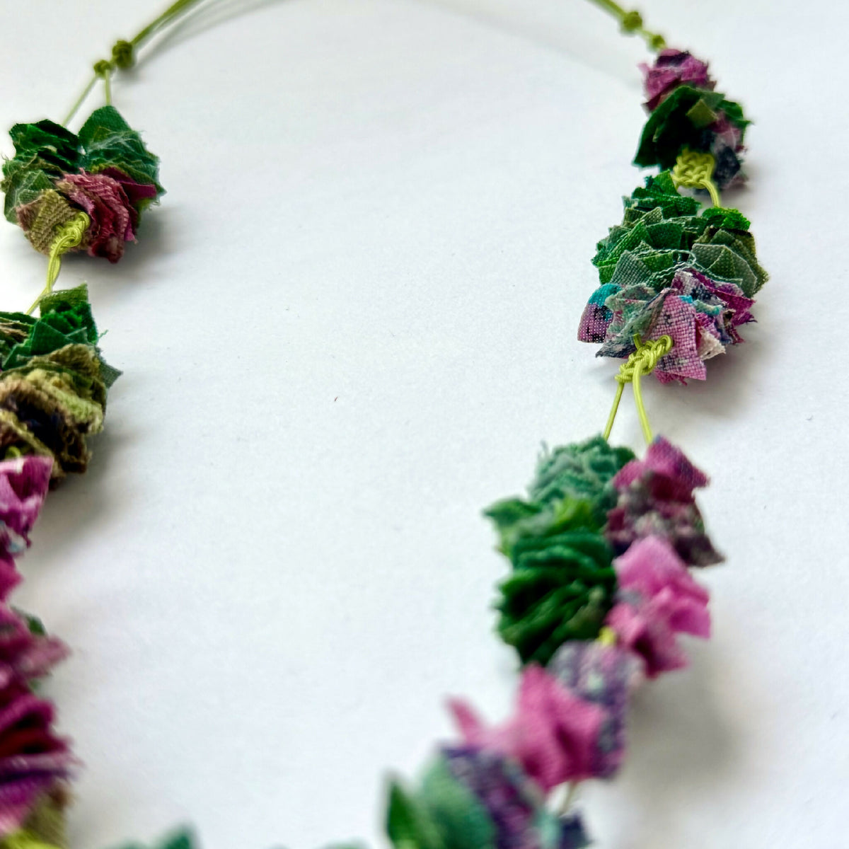 Collier vert et violet, pendentifs en rosettes de tissu sur cordon fin