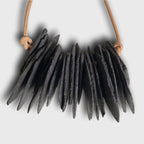 Collier de cristaux de porcelaine noirs, pendentif en rangées d’éléments noirs sur cordon