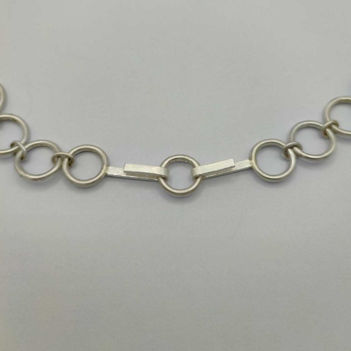 Fermoir de collier à maillons ronds en métal argenté