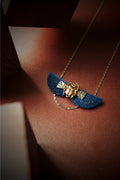 Collier avec pendentif scarabée ailé bleu et doré sur chaîne fine