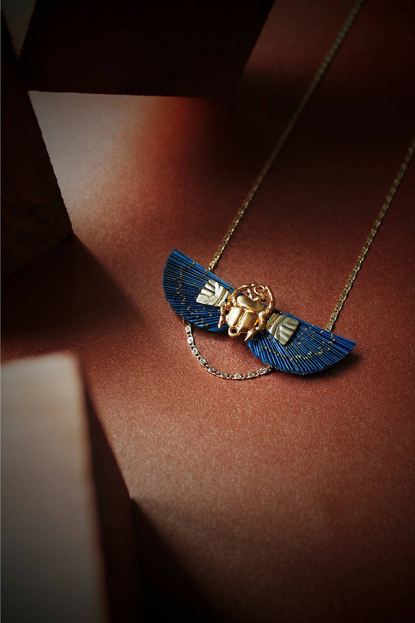 Collier avec pendentif scarabée ailé bleu et doré sur chaîne fine