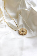 Collier Pâquerette à pendentif marguerite doré sur chaîne fine avec perles sombres