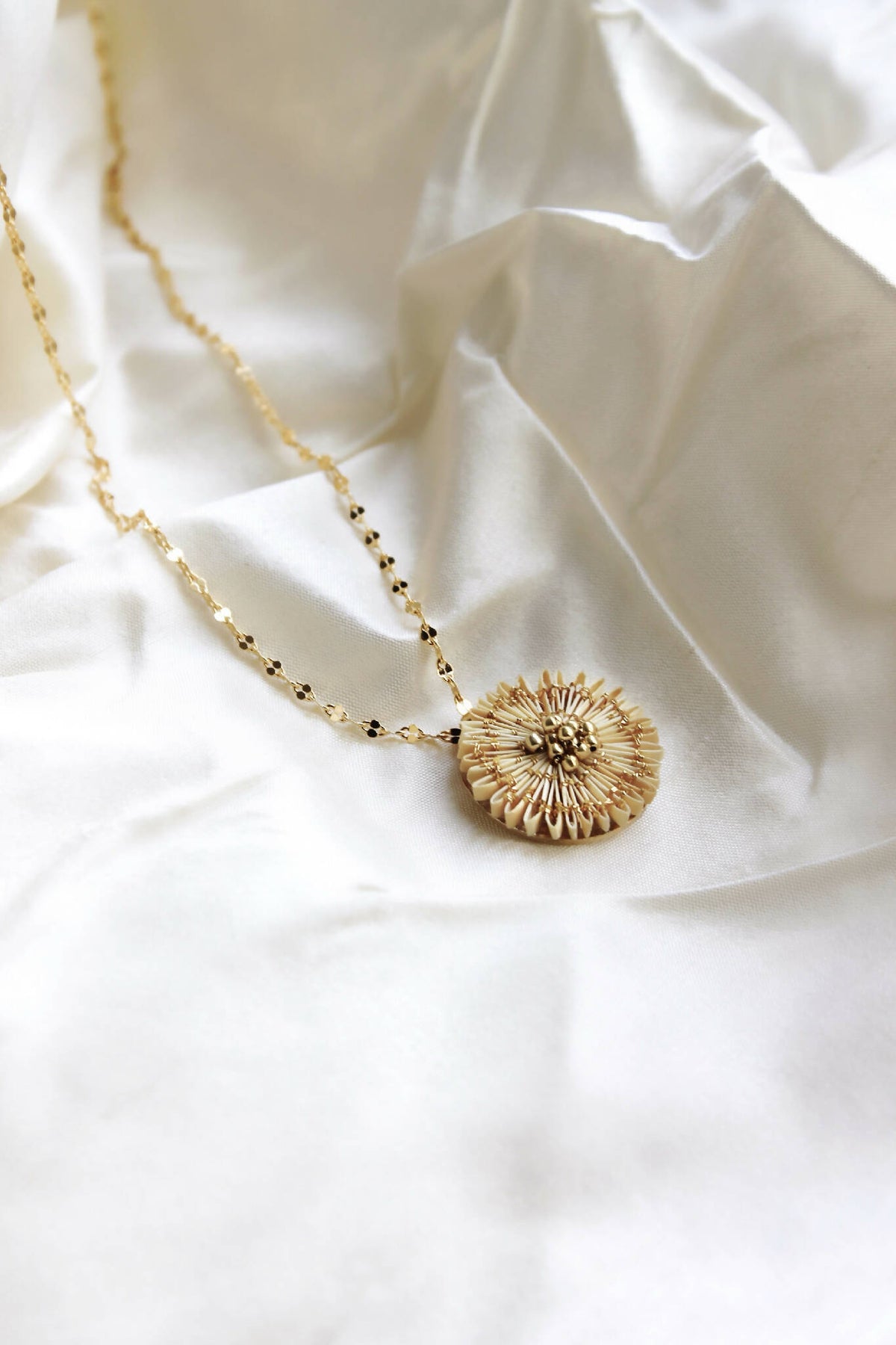 Collier Pâquerette à pendentif marguerite doré sur chaîne fine avec perles sombres