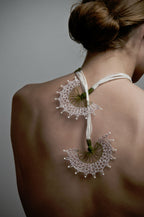 Collier éventail en soie : deux pendentifs ajourés rose pâle et verts