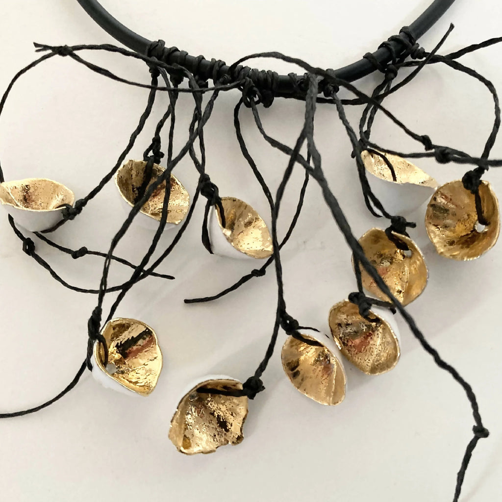 Collier cordon noir tressé avec plusieurs pendentifs métal doré