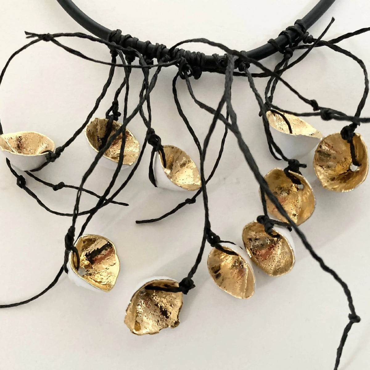 Collier cordon noir tressé avec plusieurs pendentifs métal doré