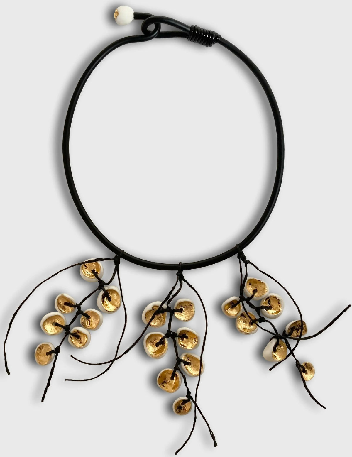 Collier à cordon noir avec pendentifs fleurs dorées et rubans