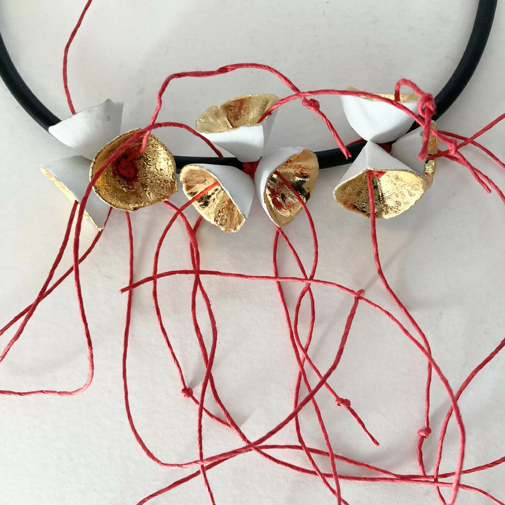 Collier avec pendentifs fleurs dorées et fils rouges, cordon noir