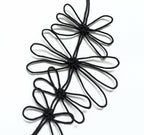 Collier de fleurs de prunier noir, gros plan de fleurs en fil aux pétales bouclés.