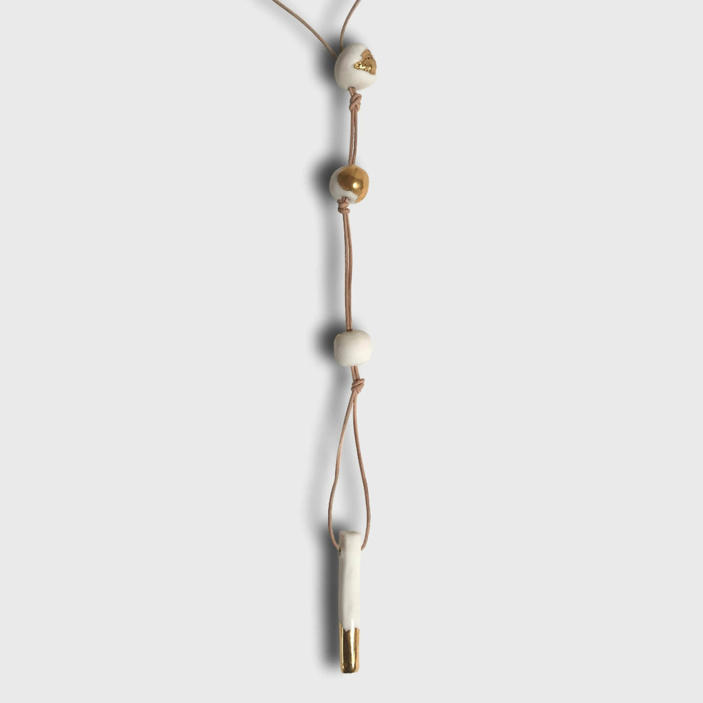 Collier en cuir brun avec pendentif en porcelaine blanc et gouttes dorées