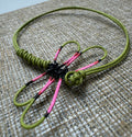 Bracelet en cordon vert tressé avec libellule peinte rose et noire, attache nouée.