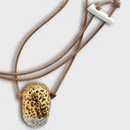 Collier en cuir marron avec pendentif porcelaine : dôme doré et base blanche percée