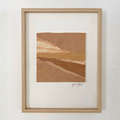 Collage textile encadré, bandes de tissus brun et sable formant des reliefs diagonaux.