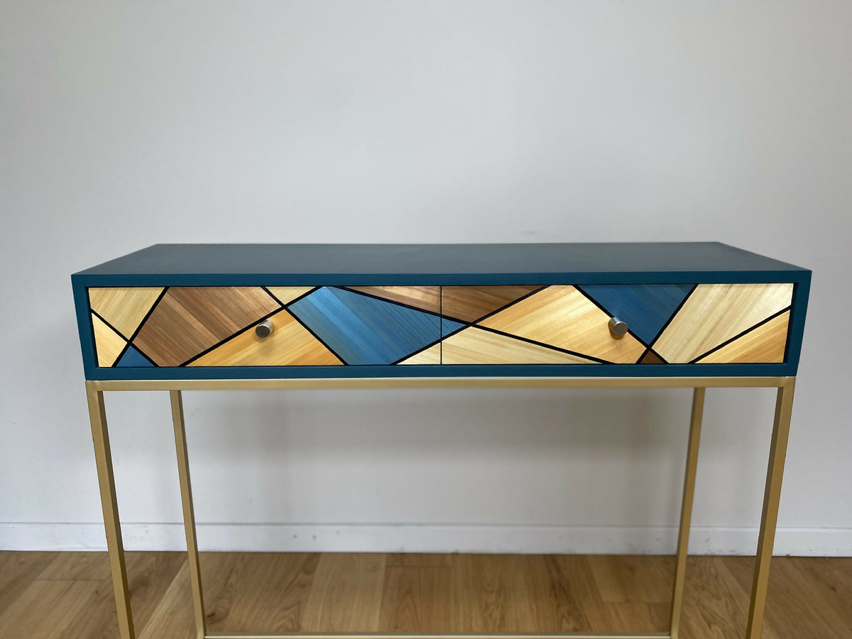 Console étroite, plateau bleu foncé et tiroir à motif géométrique bois, boutons ronds.