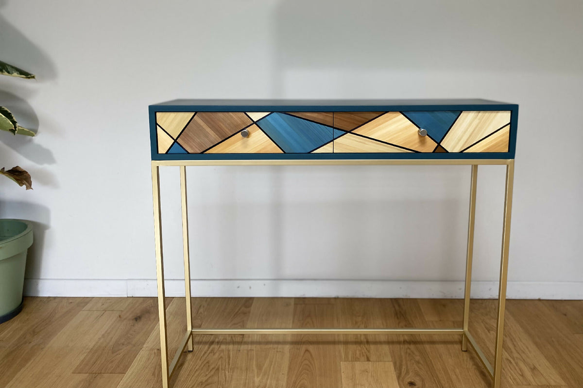 Console avec plateau bleu et tiroir décor géométrique bois et bleu, poignées rondes.