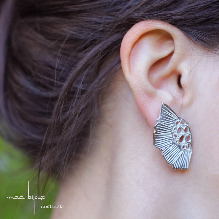 Boucles d'oreille aux motifs floraux