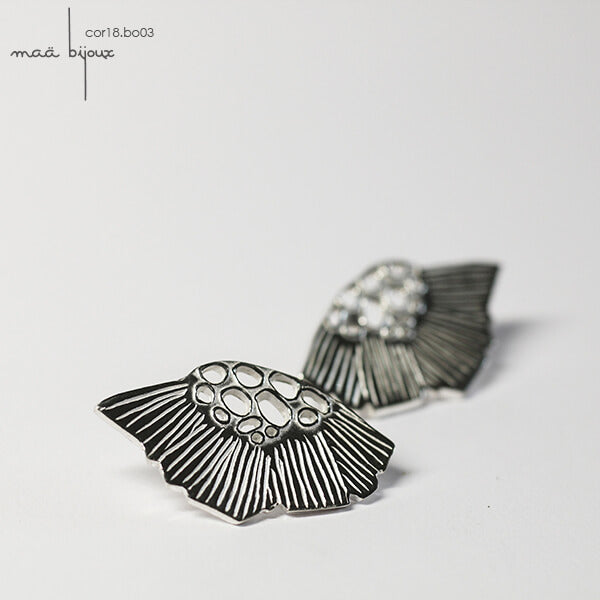 Boucles d'oreille aux motifs floraux