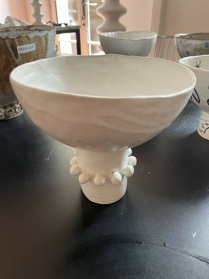 Coupelle en céramique blanche évasée, pied décoré de pastilles