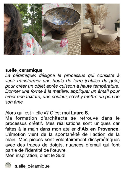 Coupelles en céramique blanches sur table, décor florale
