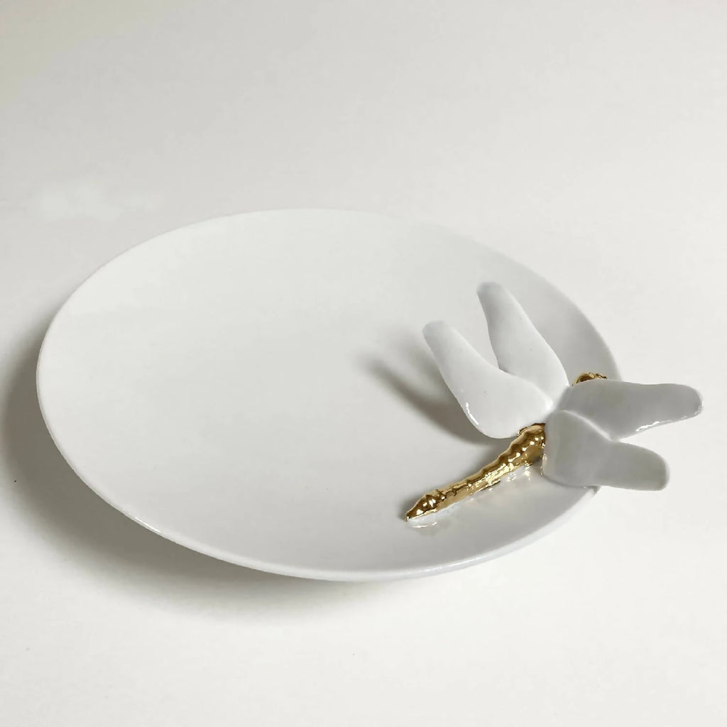 Coupe en porcelaine blanche, libellule blanche et barre dorée sur le rebord