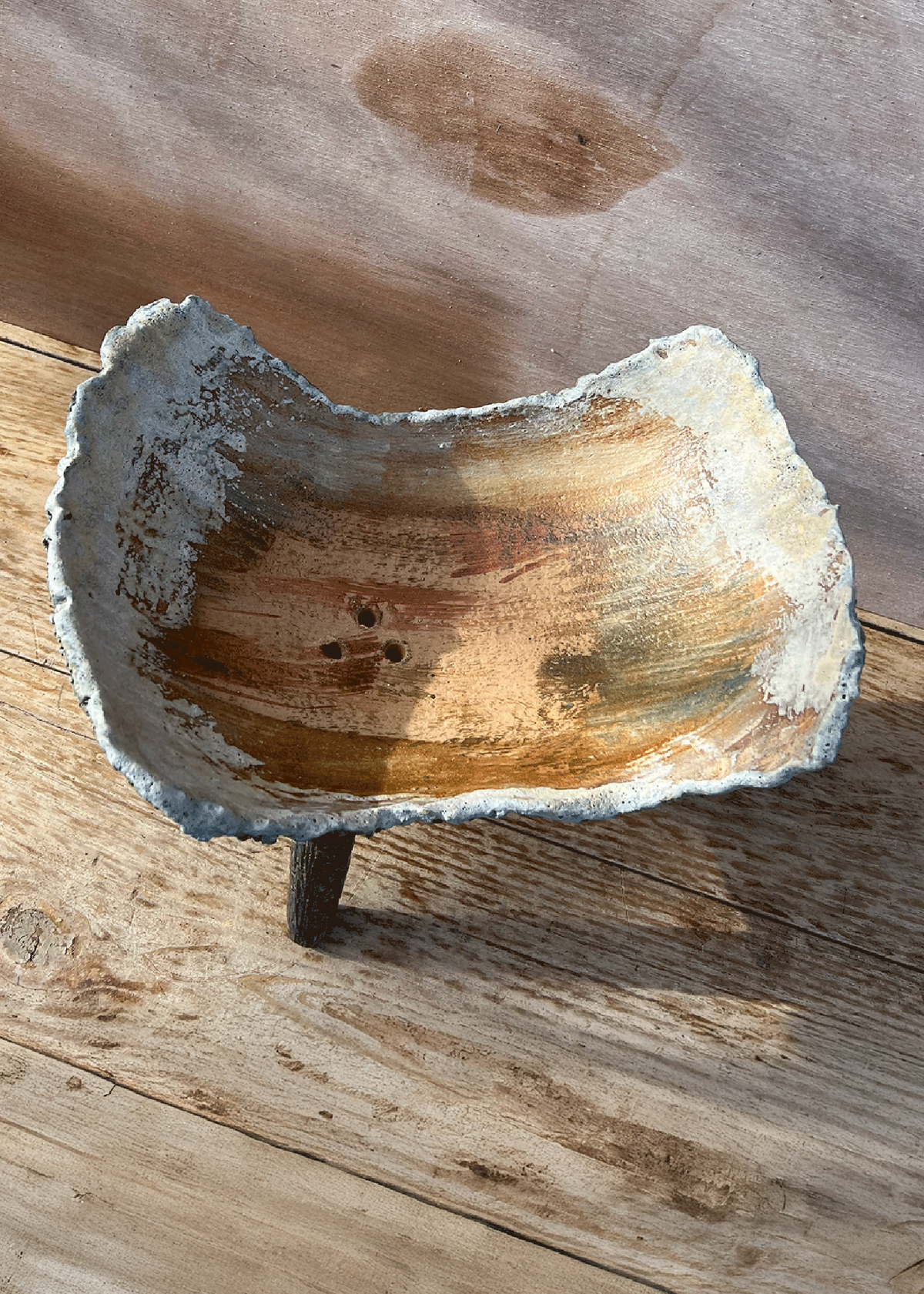 Coupe ou jardinière tripode en céramique émaillée, extérieur gris bleuté et intérieur beige clair.