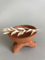 Coupelle sur quatre pattes en terre cuite, bol ouvert, fleurs blanches