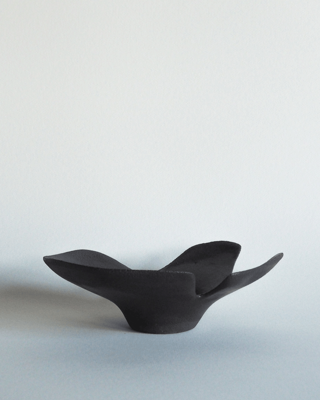 Coupelle vide-poche Corolle en grès, émail bronze, façonnée à la main par Strato Studio