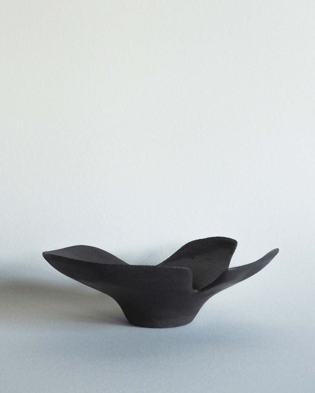 Coupelle vide-poche Corolle en grès, émail bronze, façonnée à la main par Strato Studio
