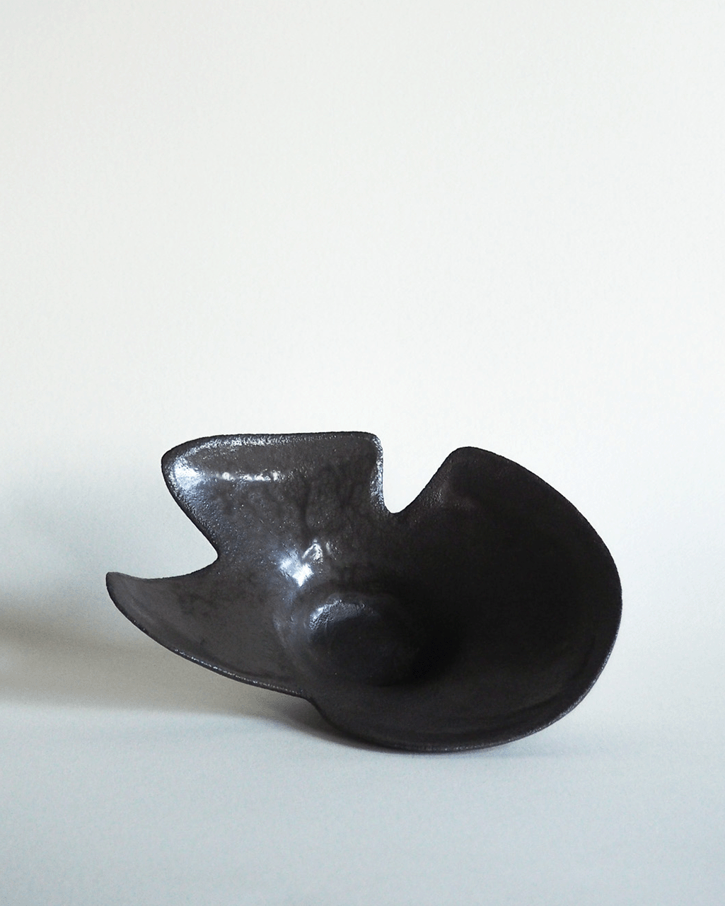Coupelle vide-poche Corolle en grès, émail bronze, façonnée à la main par Strato Studio