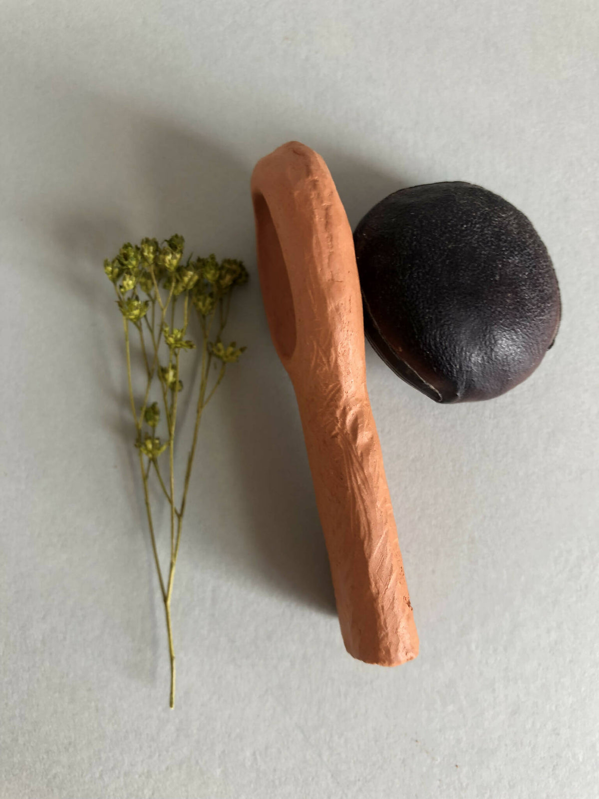 Cuillère à thé brune modèle #3 et cuillère noire, bols ronds bien visibles