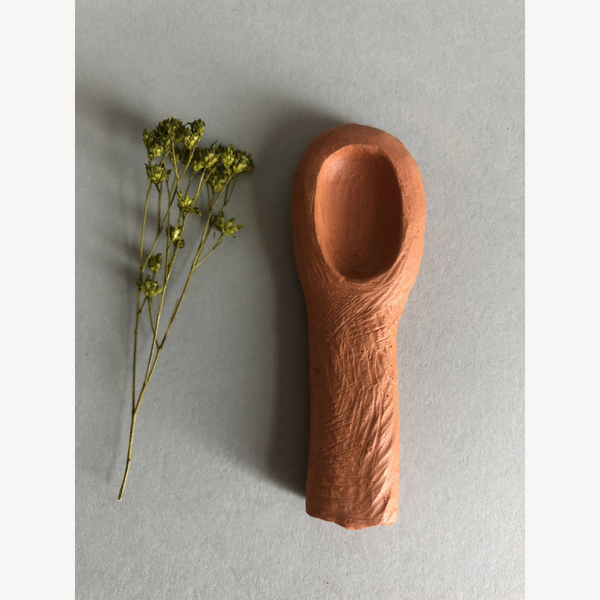 Cuillère à thé brune modèle #3, bol ovale et manche court, vue rapprochée