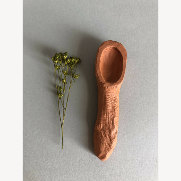 Cuillère à thé cuivrée, tête arrondie et manche texturé