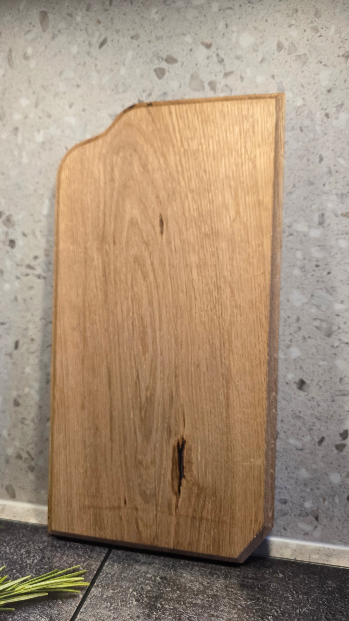 Planche de service organique en chêne massif & incrustations papillon en noyer — Pièce unique