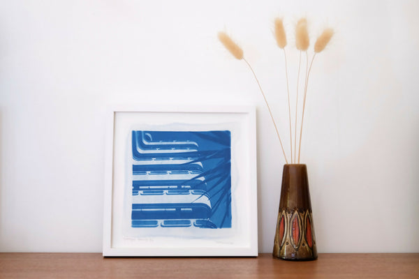 Tirage cyanotype bleu en cadre blanc, motif géométrique, 20x20 cm.
