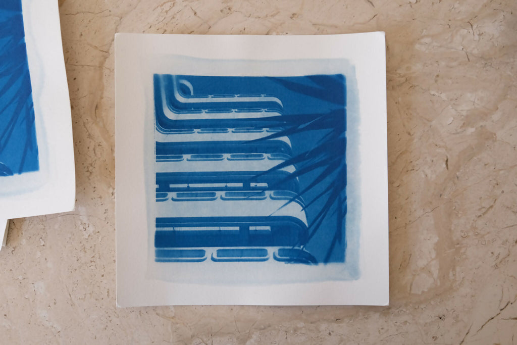 Tirage cyanotype bleu en cadre blanc, motif abstrait géométrique.