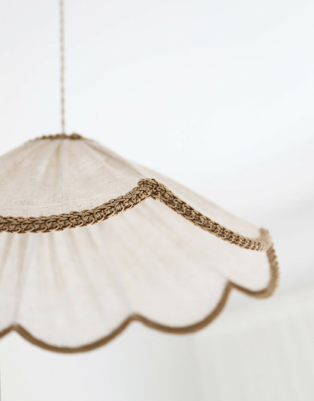 Abat-jour suspension beige : bord tressé en forme de pétales ondulés