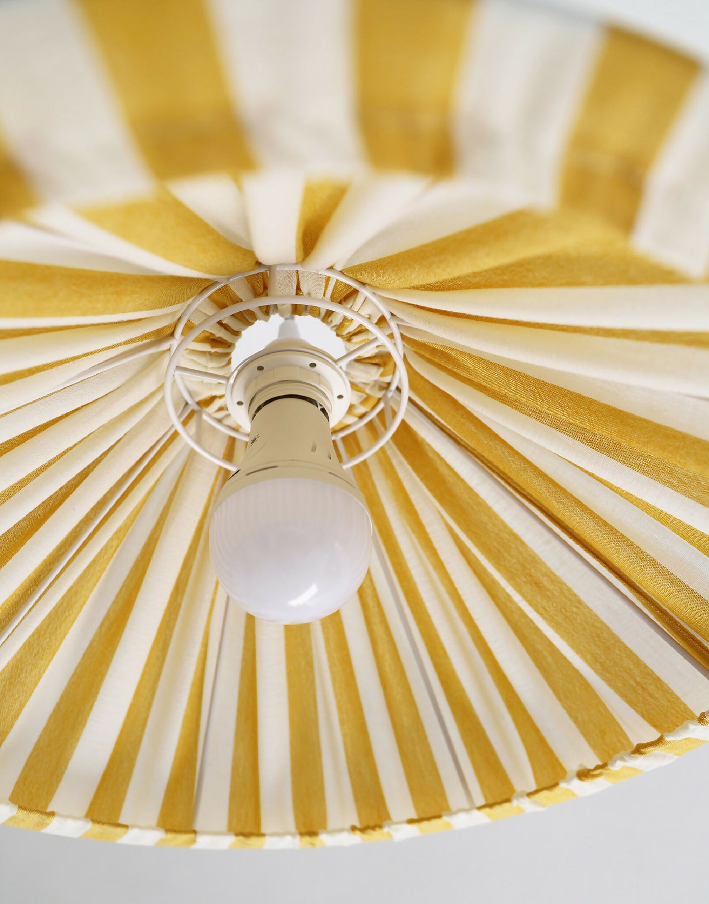 Suspension conique rayée Malala : luminaire graphique et chaleureux, made in France