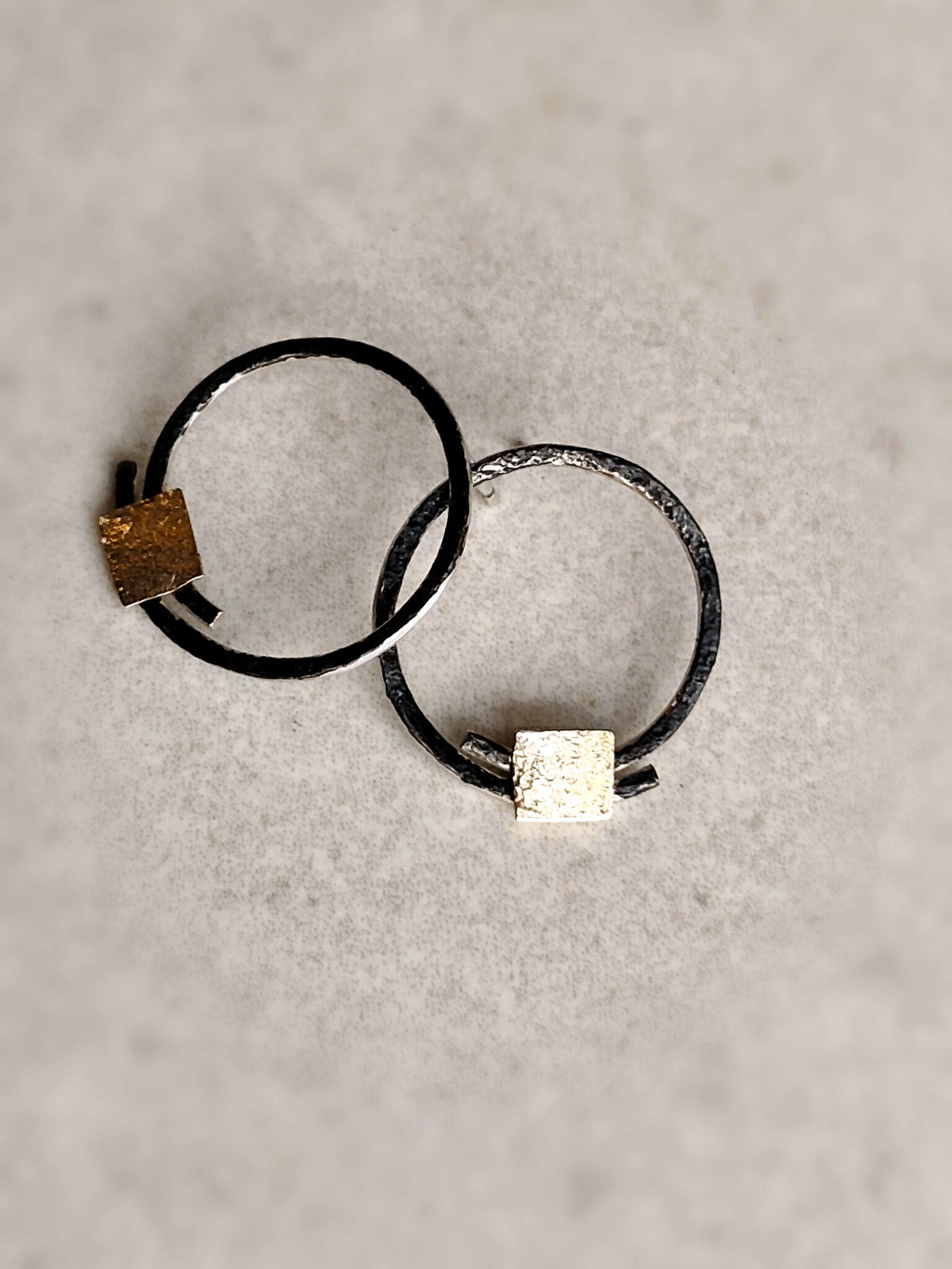 Boucles d’oreilles anneaux noir et argent, carrés texturés brun et clair